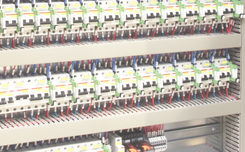 L'immagine mostra un quadro elettrico con la componentistica dedicata al suo interno